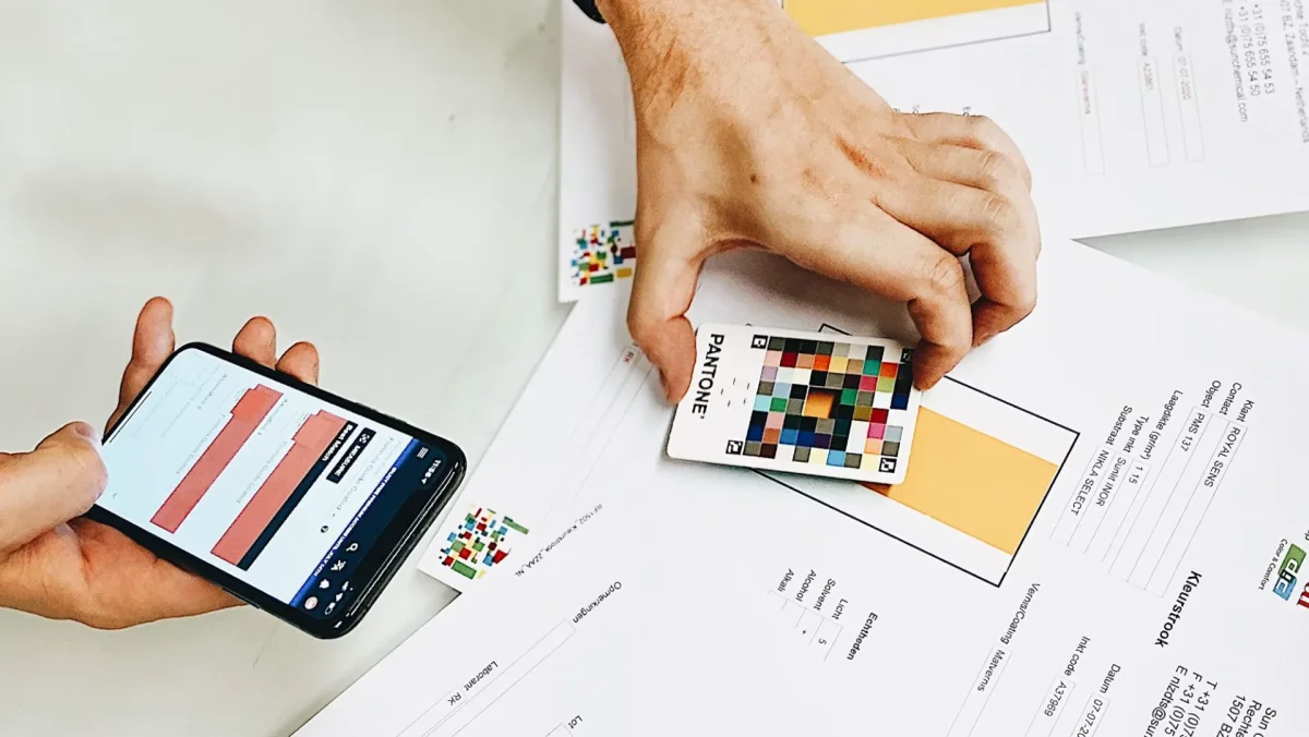Designér vybírá pantone barvu ze vzorníku pro nové logo developerského projektu